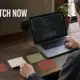 Developer ελέγχει ενημερώσεις ασφαλείας Java σε πραγματικό χώρο εργασίας, με την ένδειξη JAVA PATCH NOW.